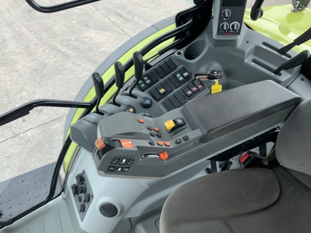 Claas 650 Arion Tractor (ST25367)