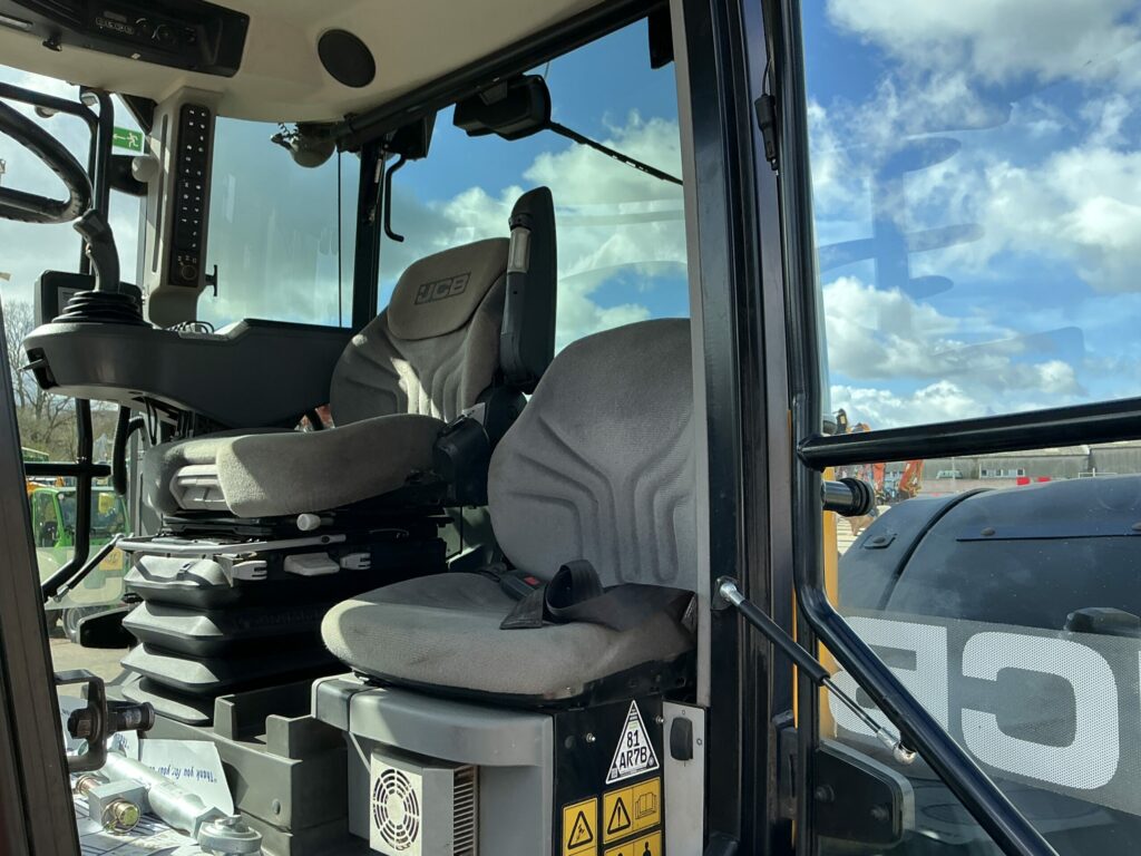 JCB 4220 Fastrac Tractor (ST26026)