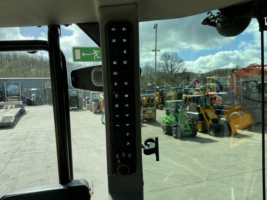 JCB 4220 Fastrac Tractor (ST26026)