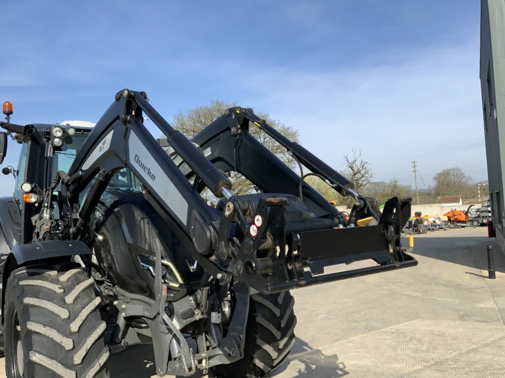 Valtra T235 Versu Tractor (ST25946)