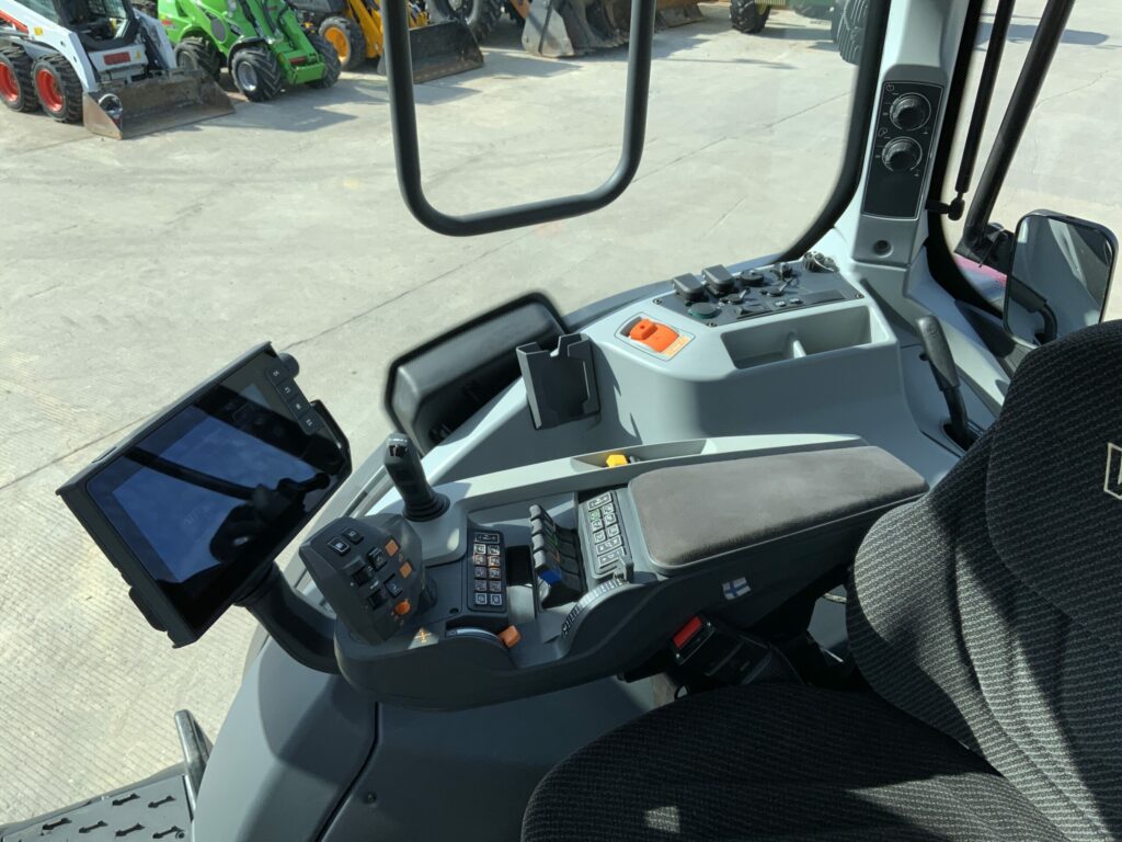 Valtra T235 Versu Tractor (ST25946)