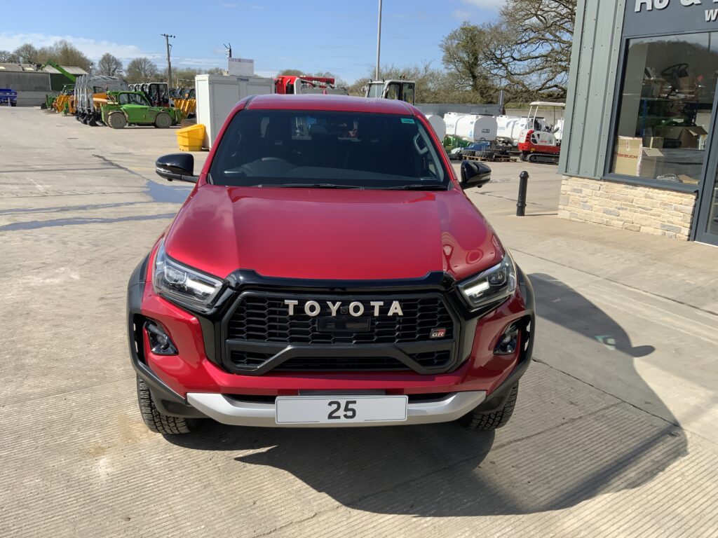 Toyota Hilux 2.8 D-4D-h Invincible X GR Sport (ST23527)