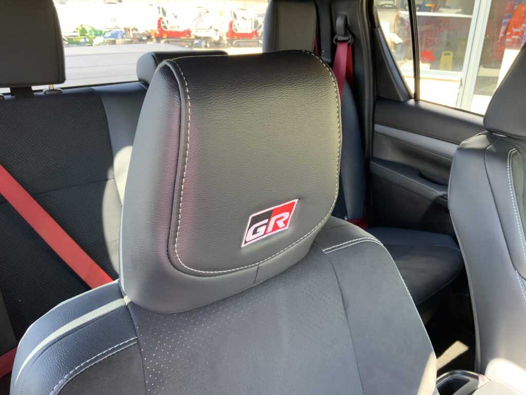 Toyota Hilux 2.8 D-4D-h Invincible X GR Sport (ST23527)