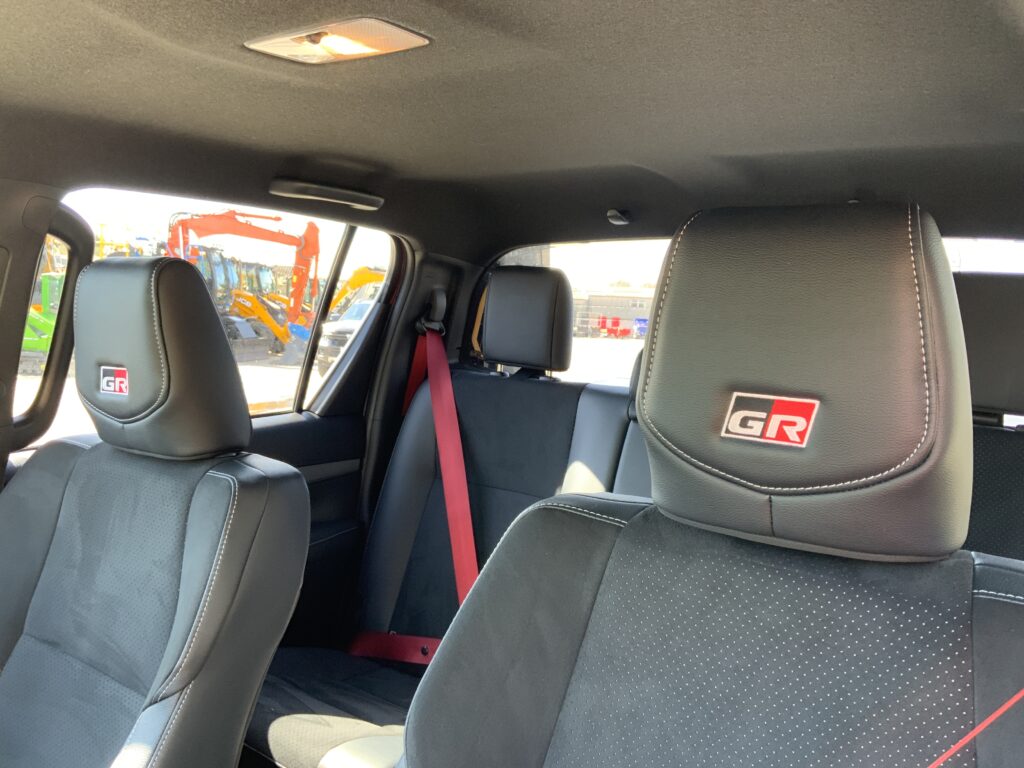Toyota Hilux 2.8 D-4D-h Invincible X GR Sport (ST23527)