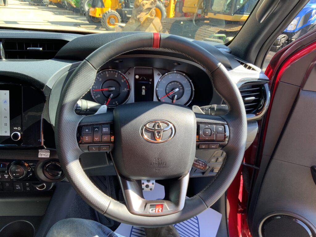 Toyota Hilux 2.8 D-4D-h Invincible X GR Sport (ST23527)