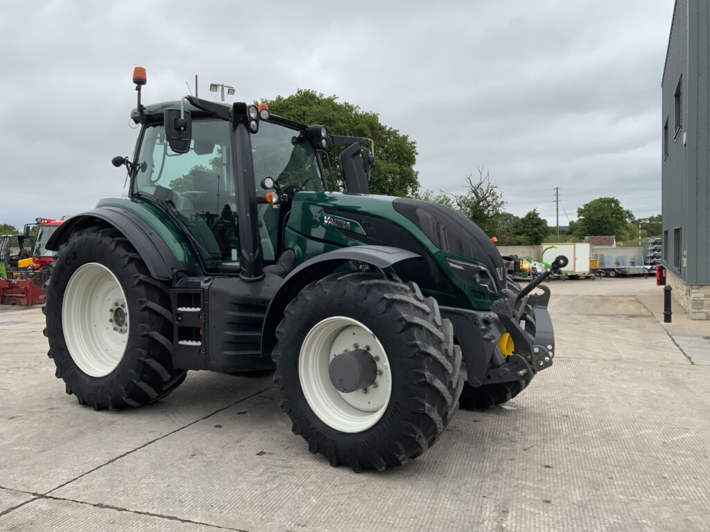 Valtra T214 Versu Tractor (ST26880)
