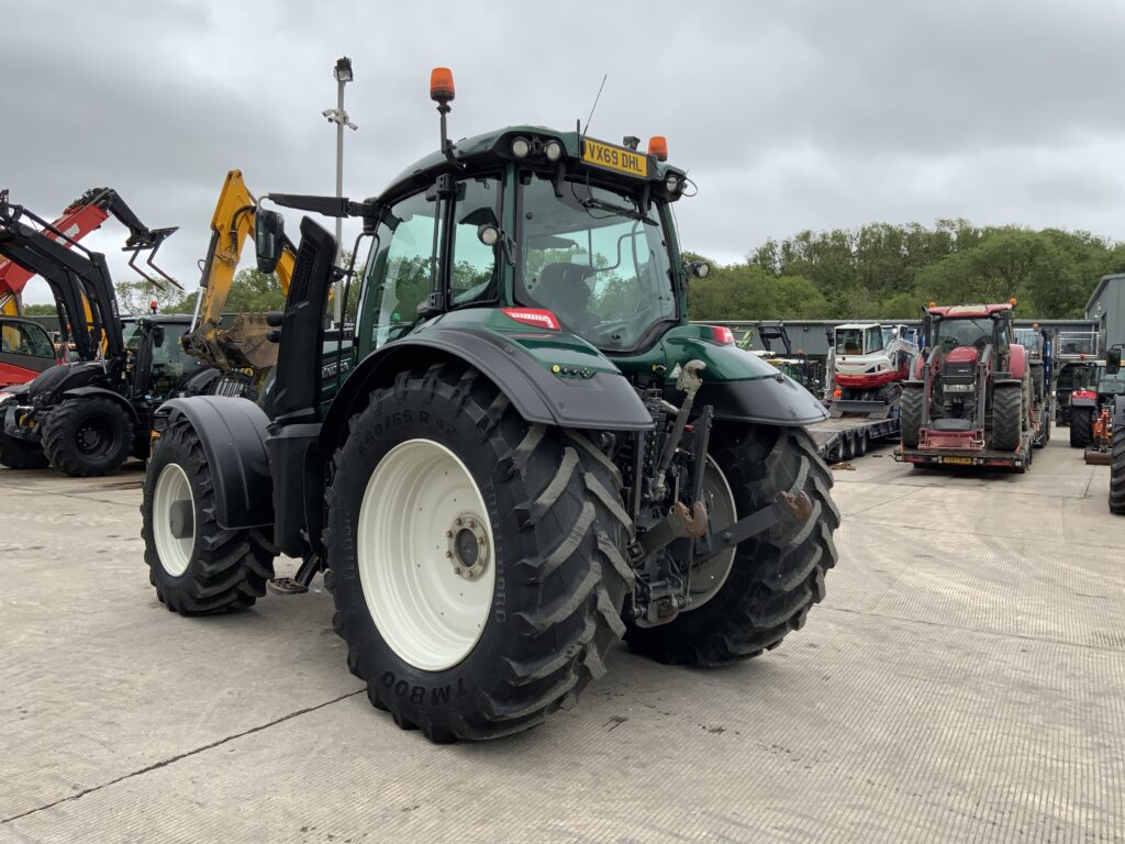 Valtra T214 Versu Tractor (ST26880)