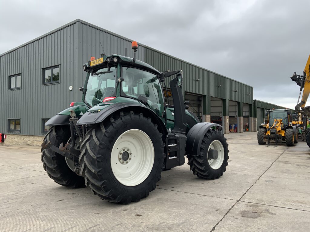 Valtra T214 Versu Tractor (ST26880)