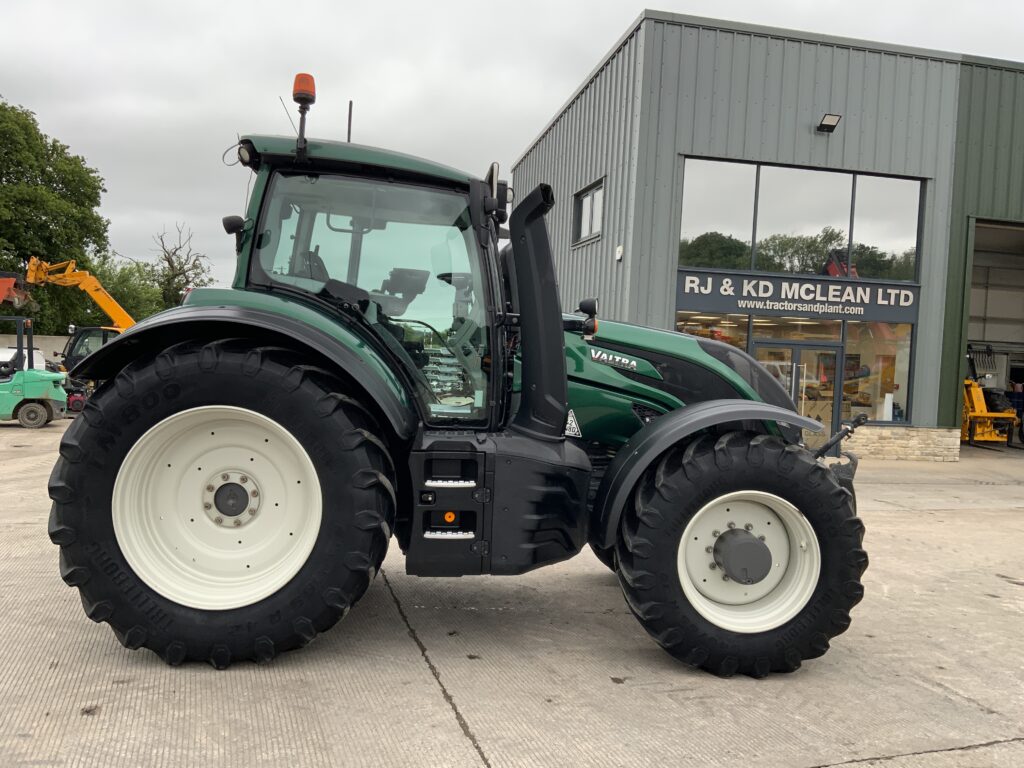 Valtra T214 Versu Tractor (ST26880)