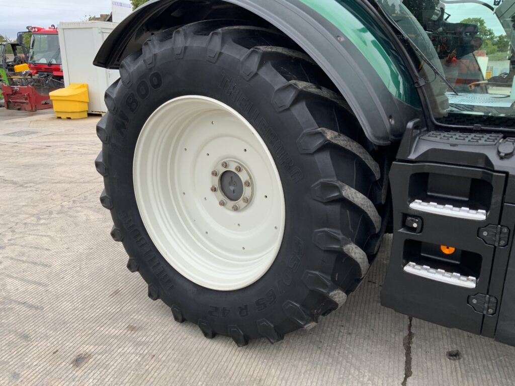 Valtra T214 Versu Tractor (ST26880)