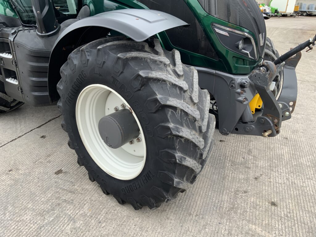 Valtra T214 Versu Tractor (ST26880)