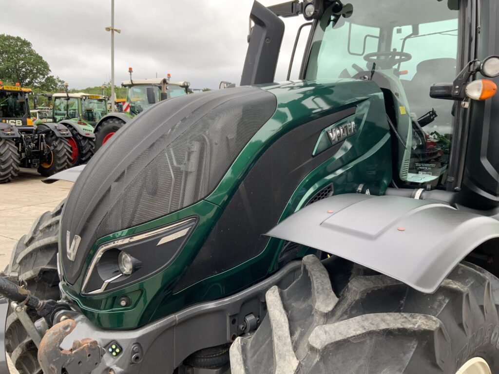 Valtra T214 Versu Tractor (ST26880)