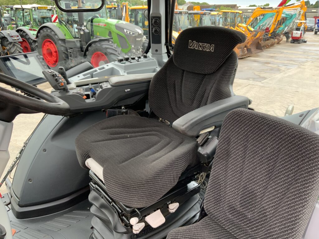 Valtra T214 Versu Tractor (ST26880)