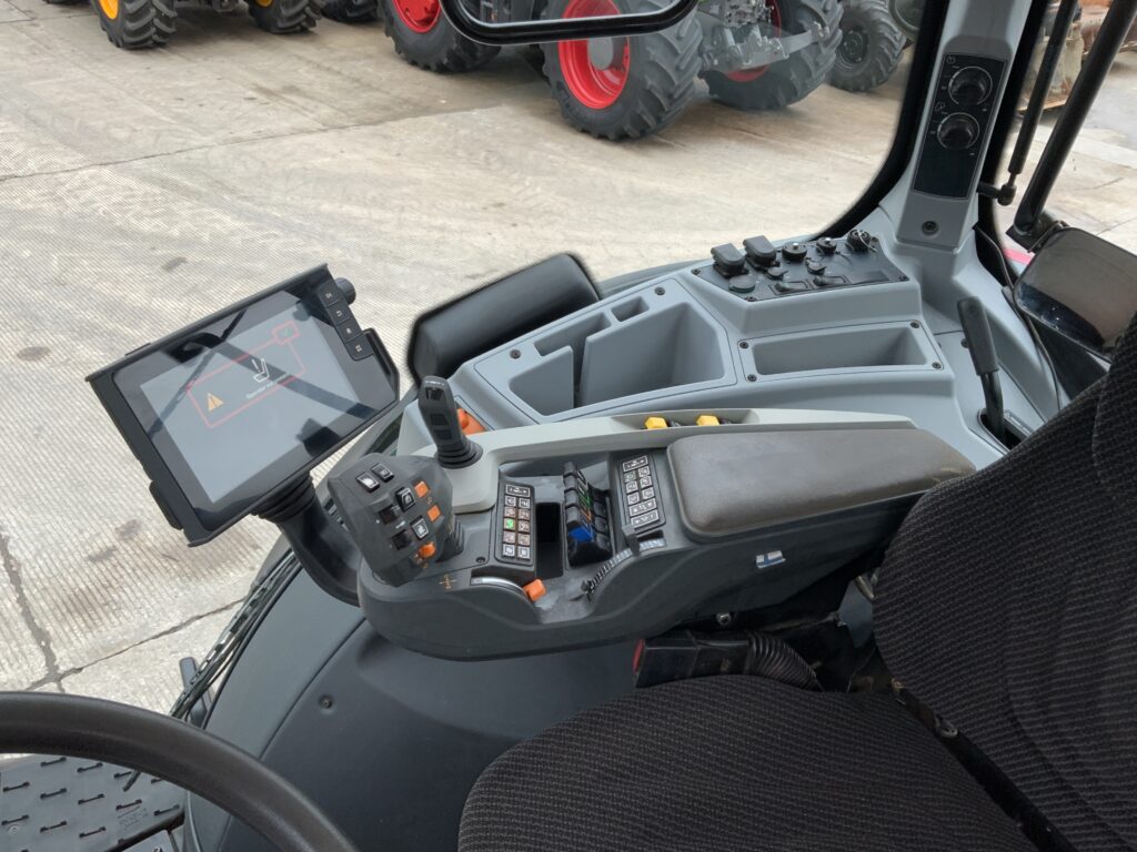 Valtra T214 Versu Tractor (ST26880)