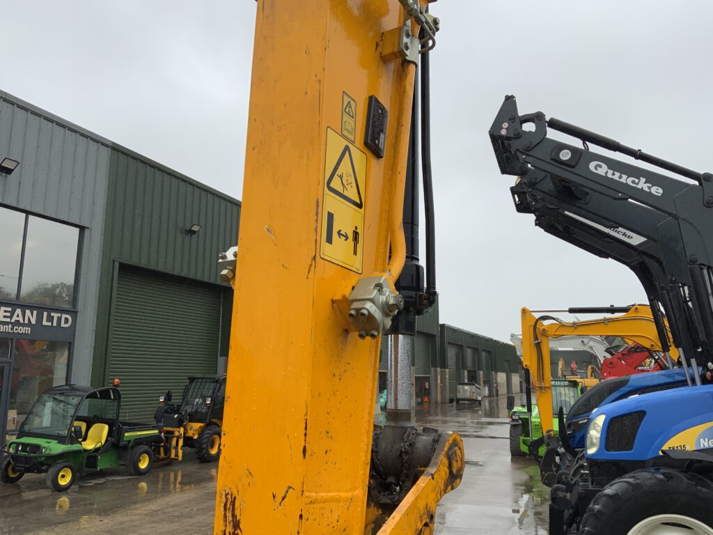 JCB 140X LC Digger (ST26421)