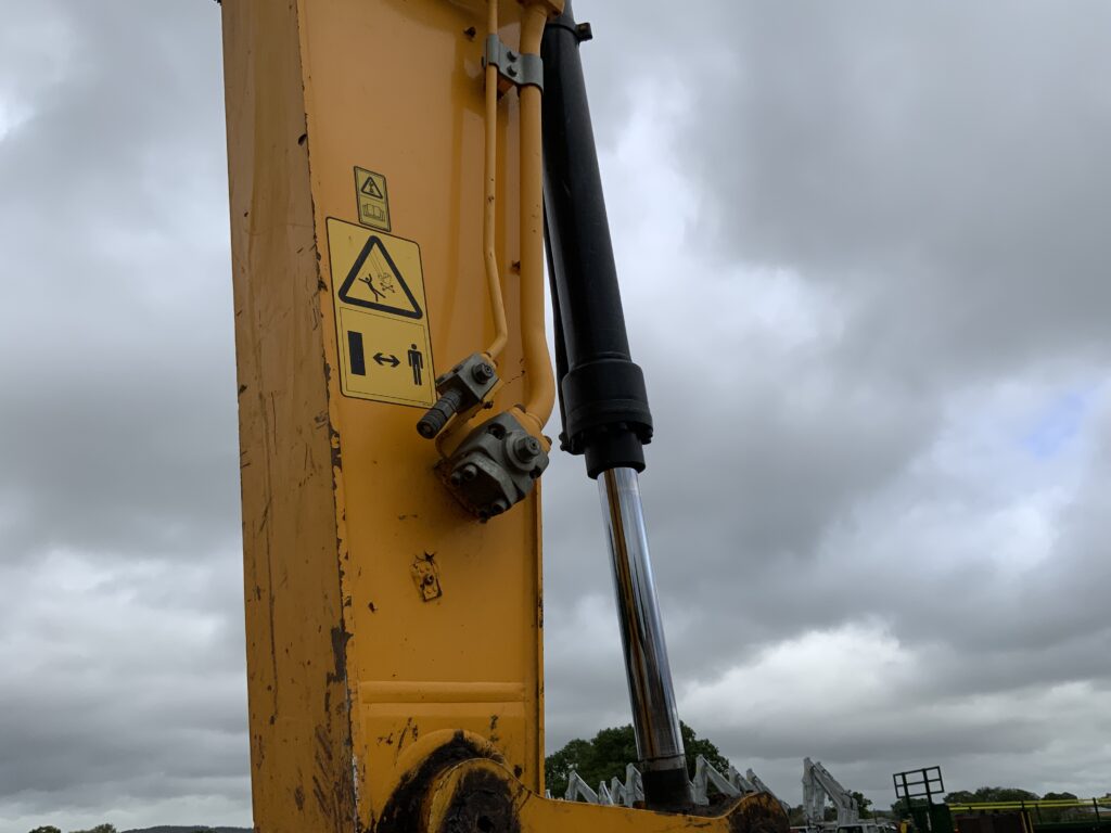 JCB 220X LC Digger (ST26347)