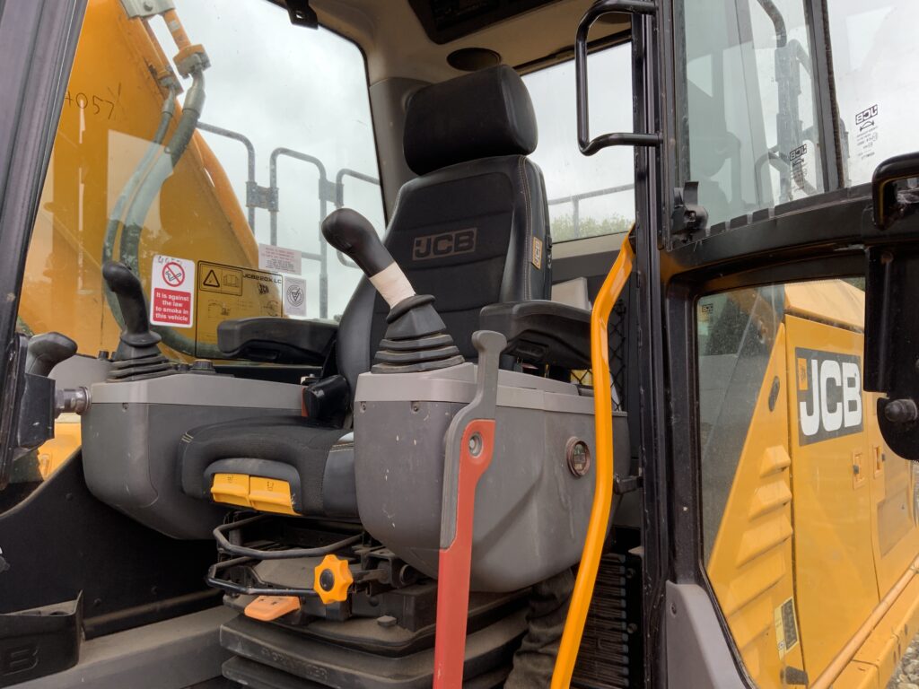 JCB 220X LC Digger (ST26347)