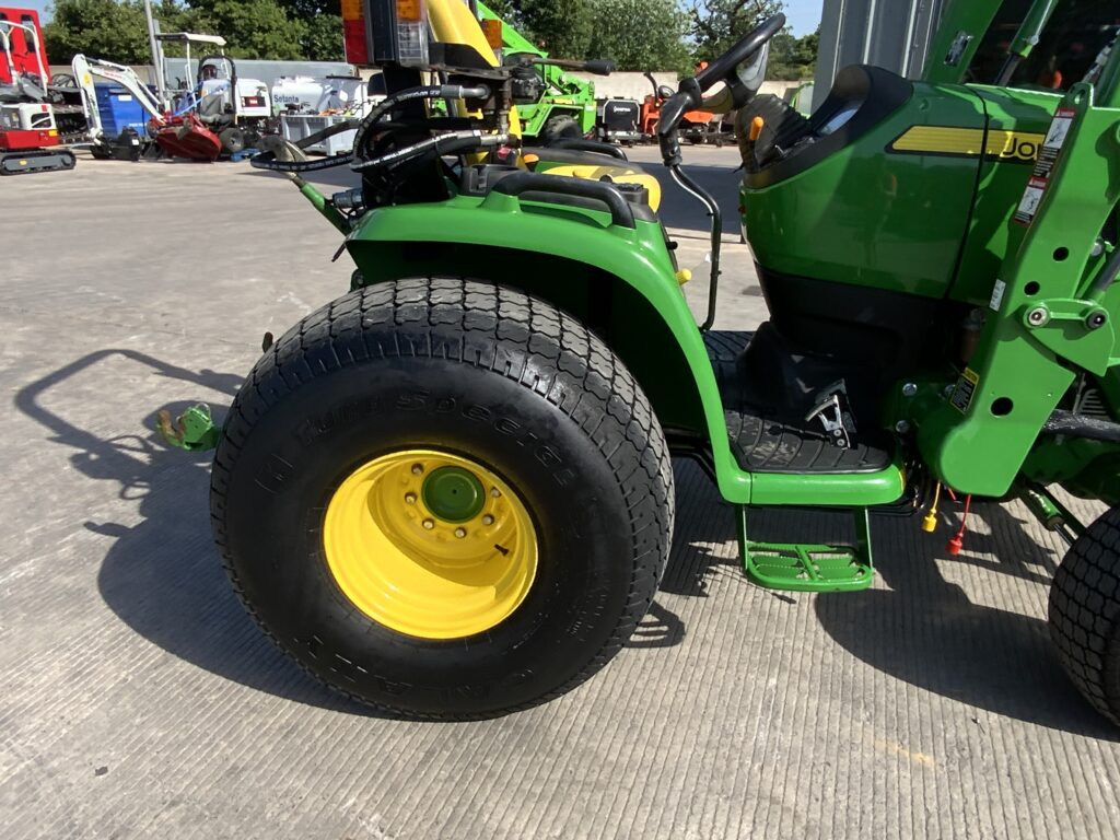 John Deere 3045R Compact Tractor (ST27066)