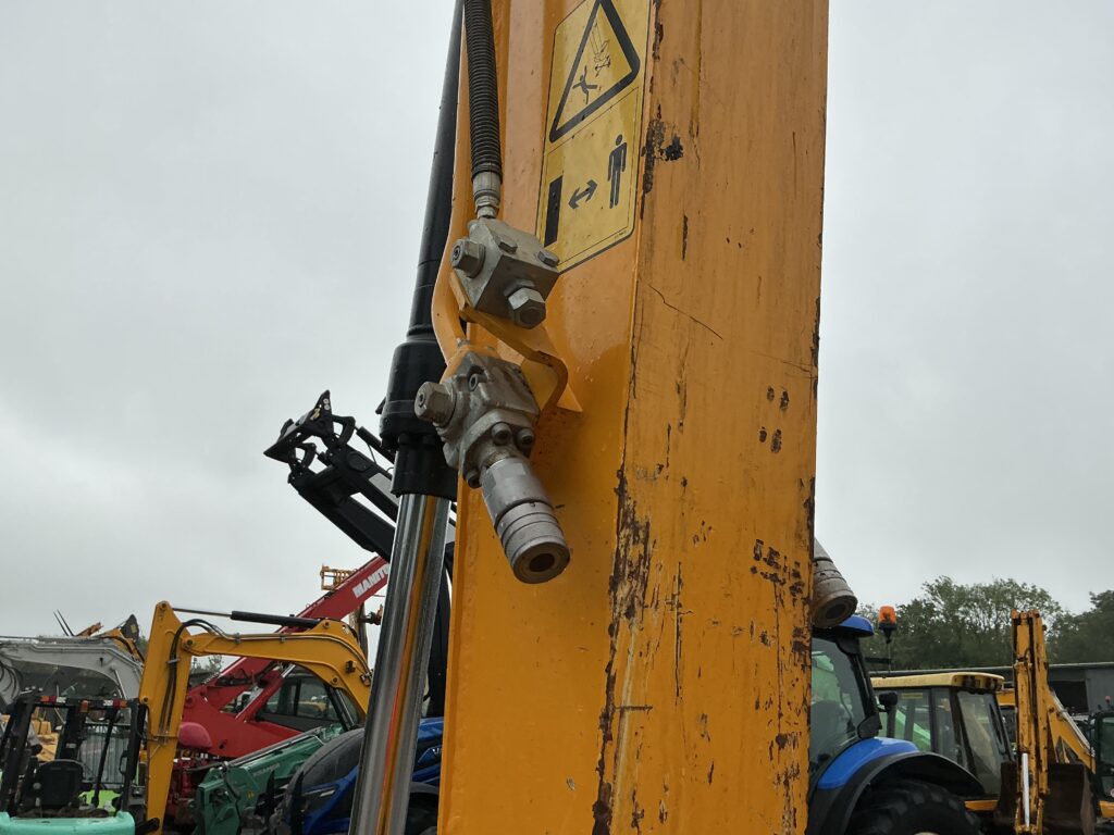 JCB 140X LC Digger (ST26601)