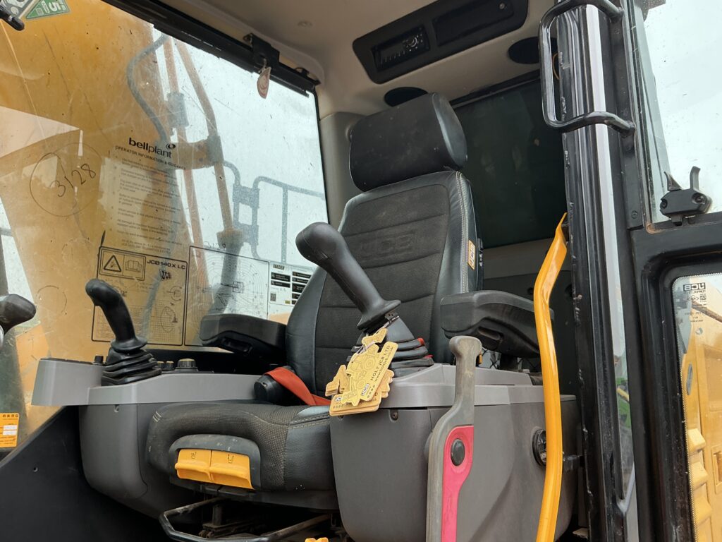 JCB 140X LC Digger (ST26601)