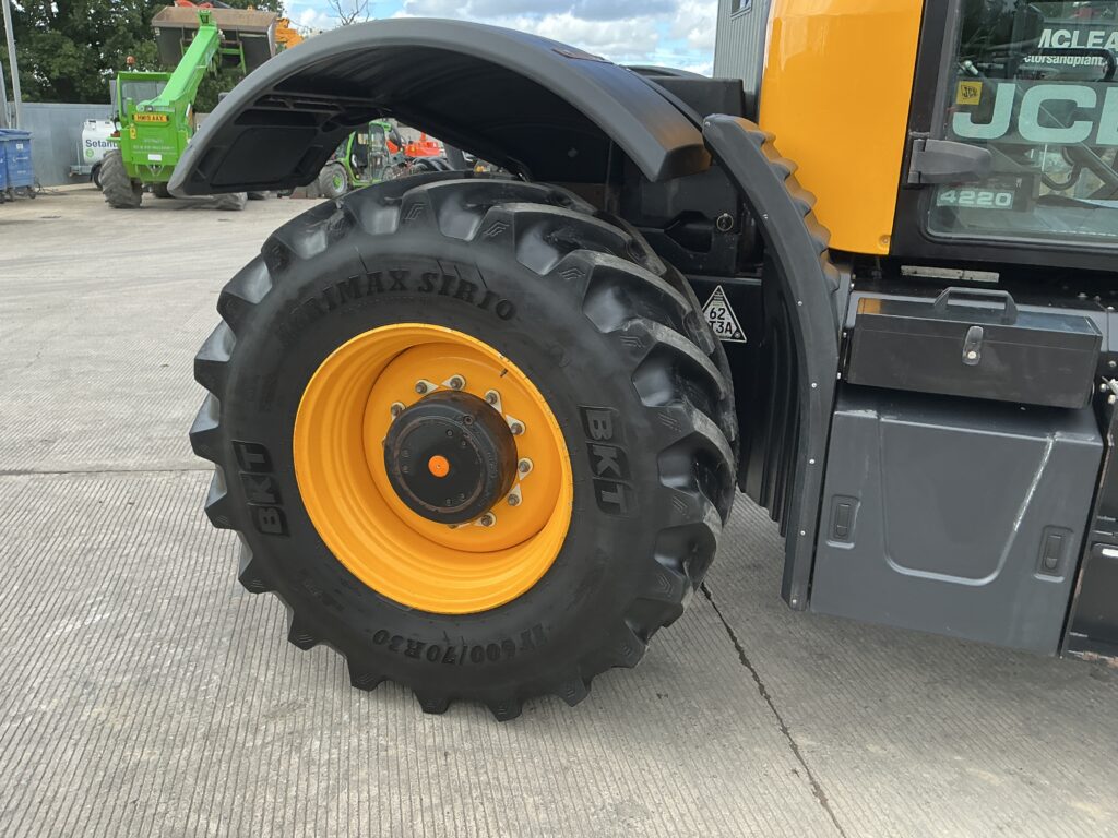 JCB 4220 Fastrac Tractor (ST26781)