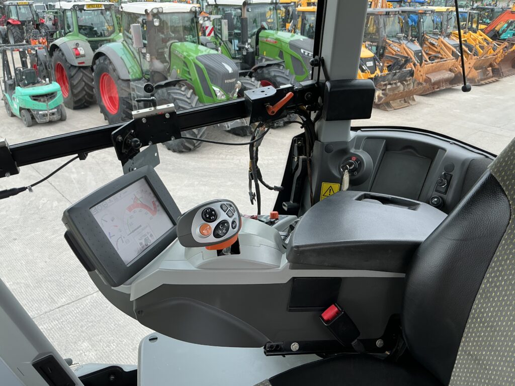 Claas Xerion Trac 5000 Tractor (ST26926)