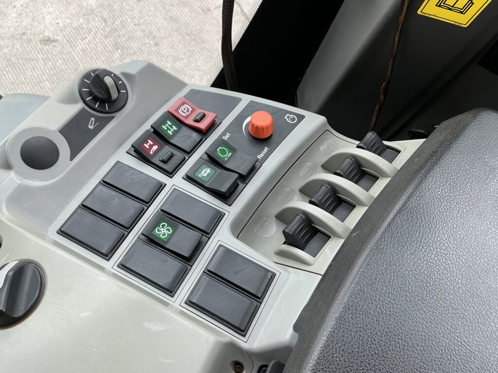 Claas Xerion Trac 5000 Tractor (ST26926)