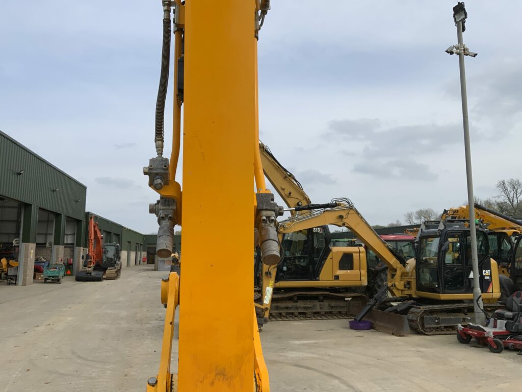 JCB 140X LC Digger (ST26188)