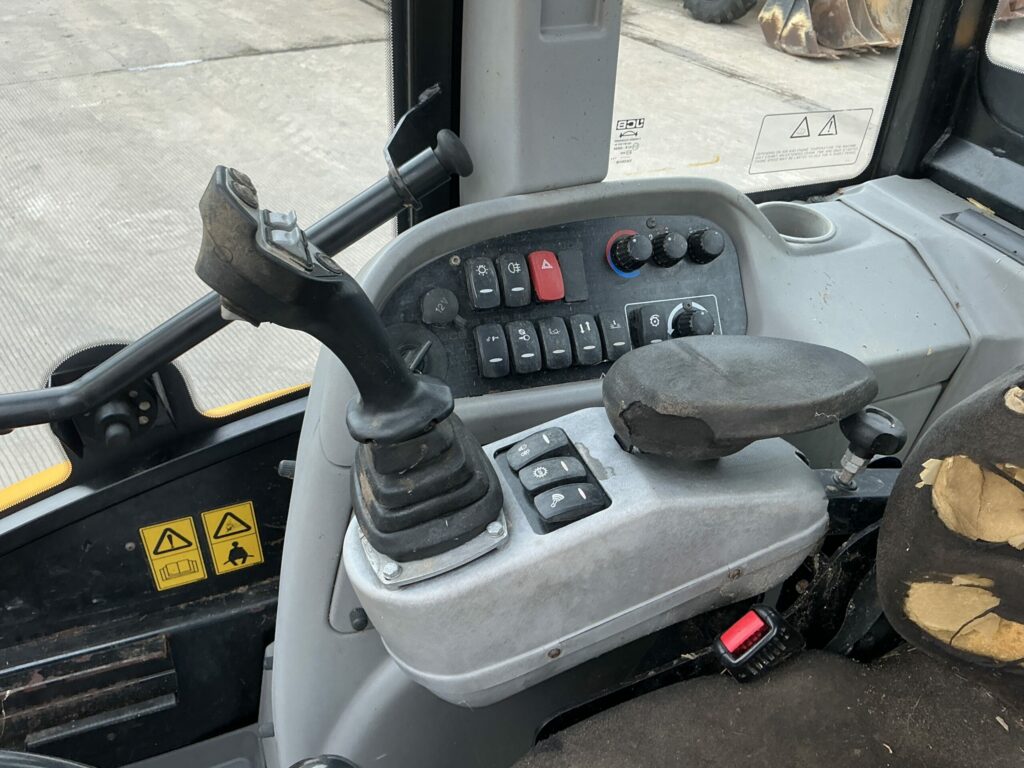 JCB TM320s Pivot Steer Telehandler (ST26310)