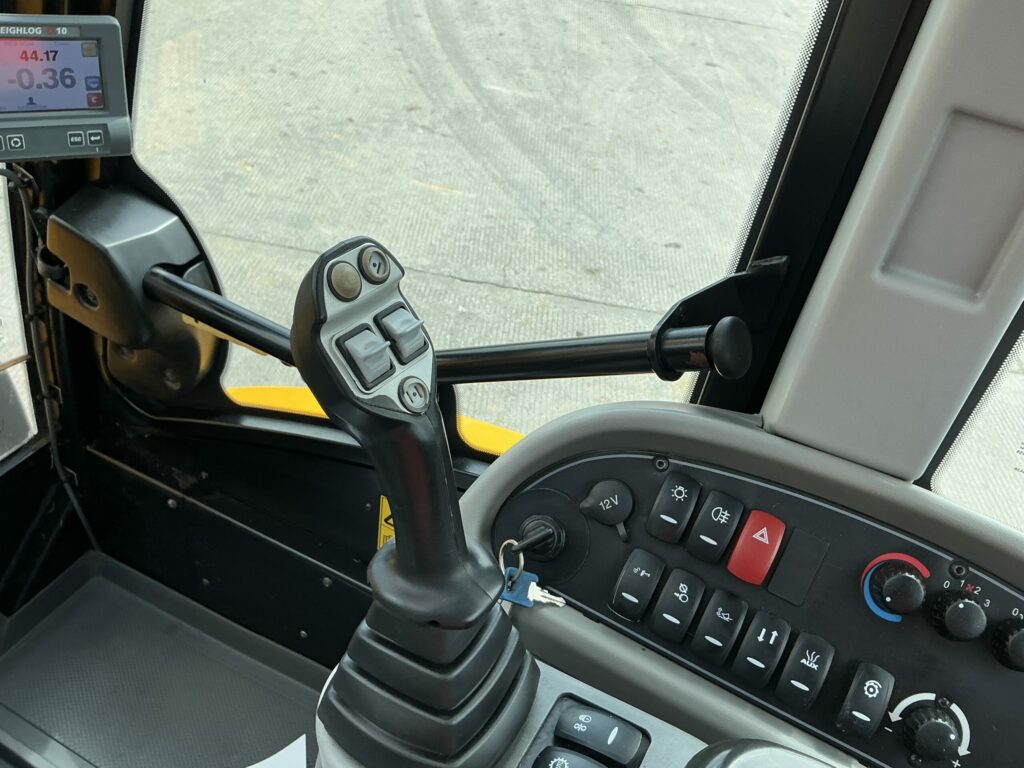 JCB TM320s Pivot Steer Telehandler (ST26636)