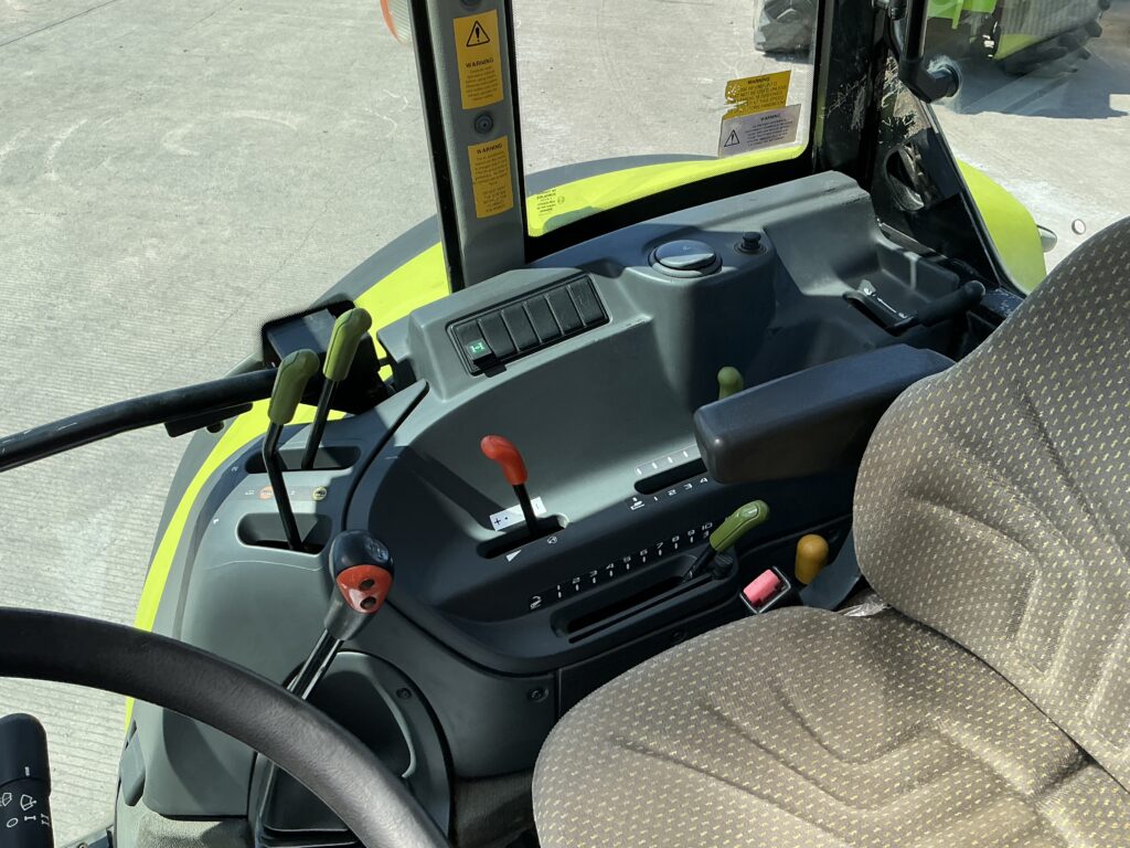 Claas 320 Axos Tractor (ST27313)