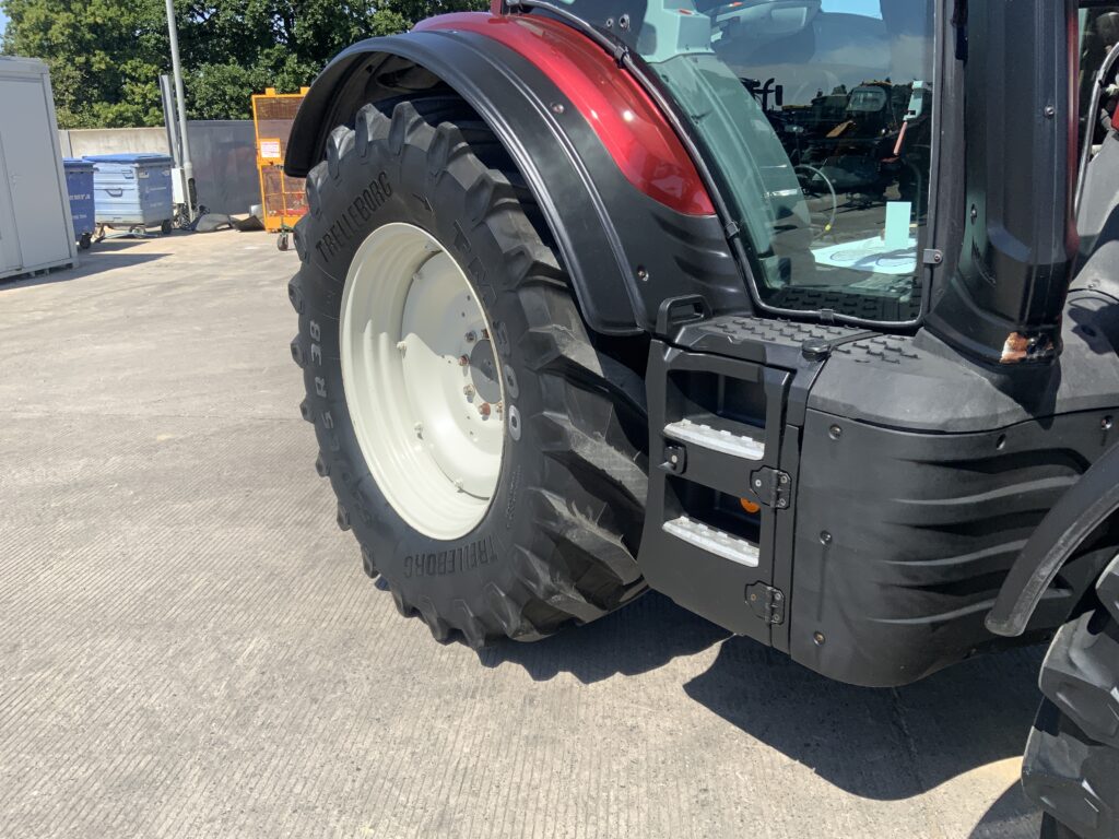 Valtra N154 Active Tractor (ST27062)
