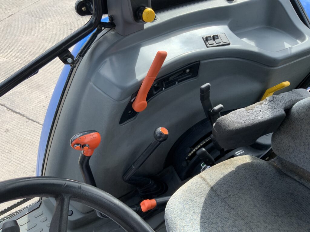 New Holland TL90A Tractor (ST25504)