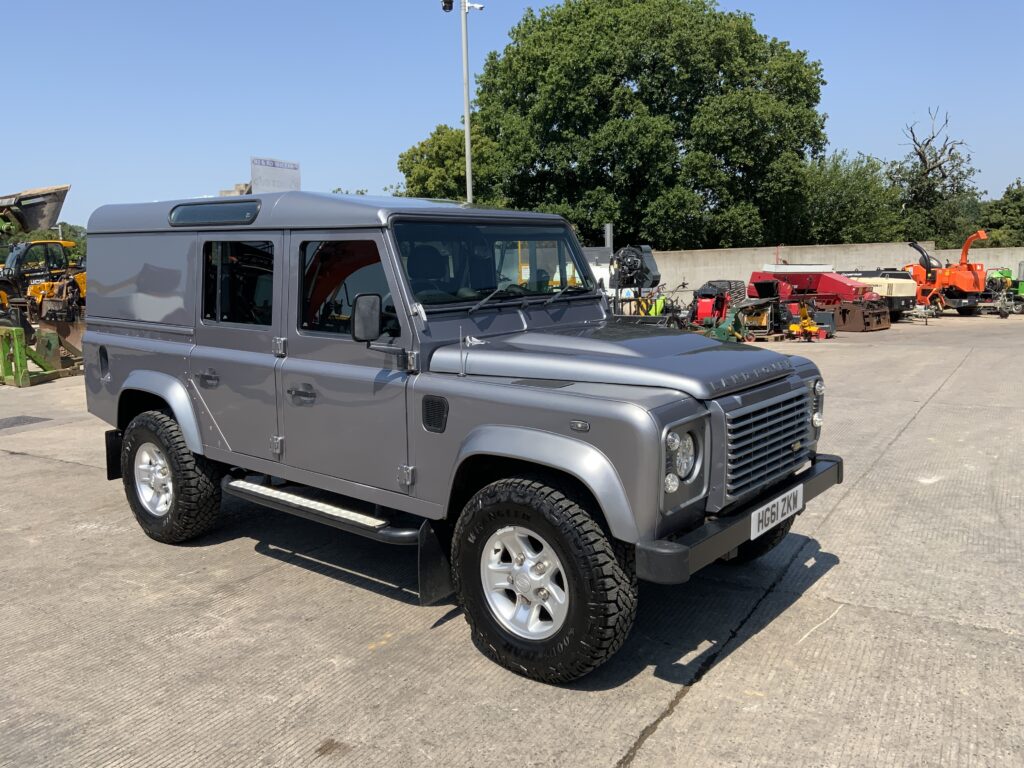 Land Rover Defender 110 2.4 TDCi XS (ST27170)