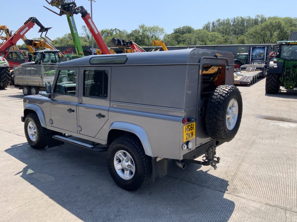 Land Rover Defender 110 2.4 TDCi XS (ST27170)
