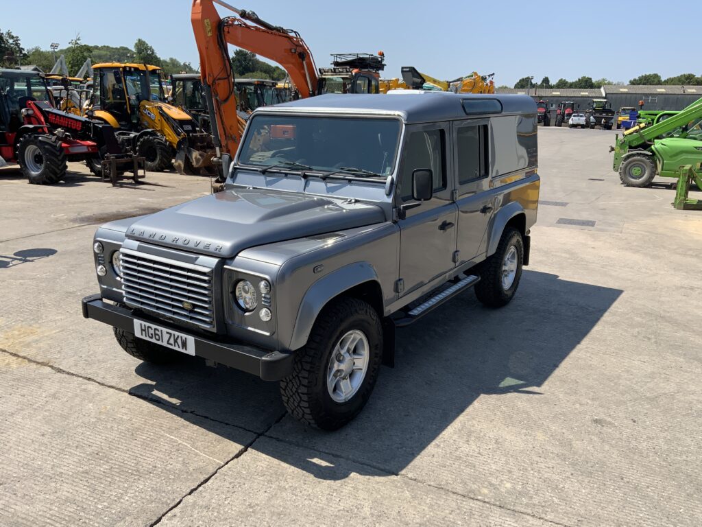 Land Rover Defender 110 2.4 TDCi XS (ST27170)
