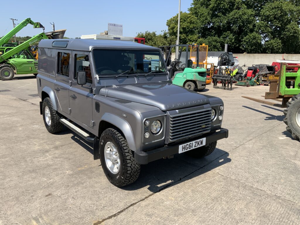 Land Rover Defender 110 2.4 TDCi XS (ST27170)