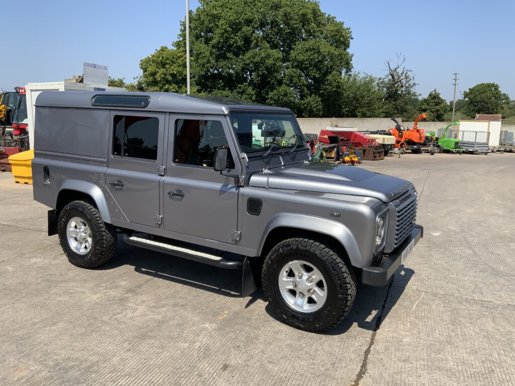 Land Rover Defender 110 2.4 TDCi XS (ST27170)