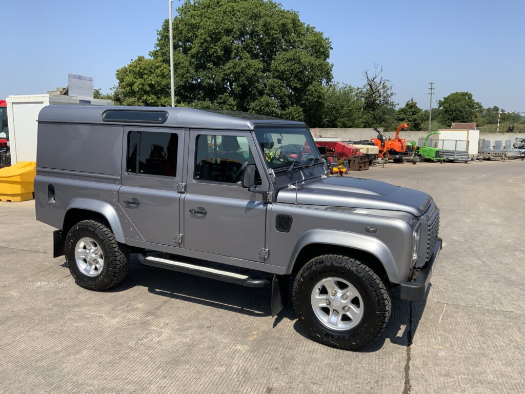 Land Rover Defender 110 2.4 TDCi XS (ST27170)