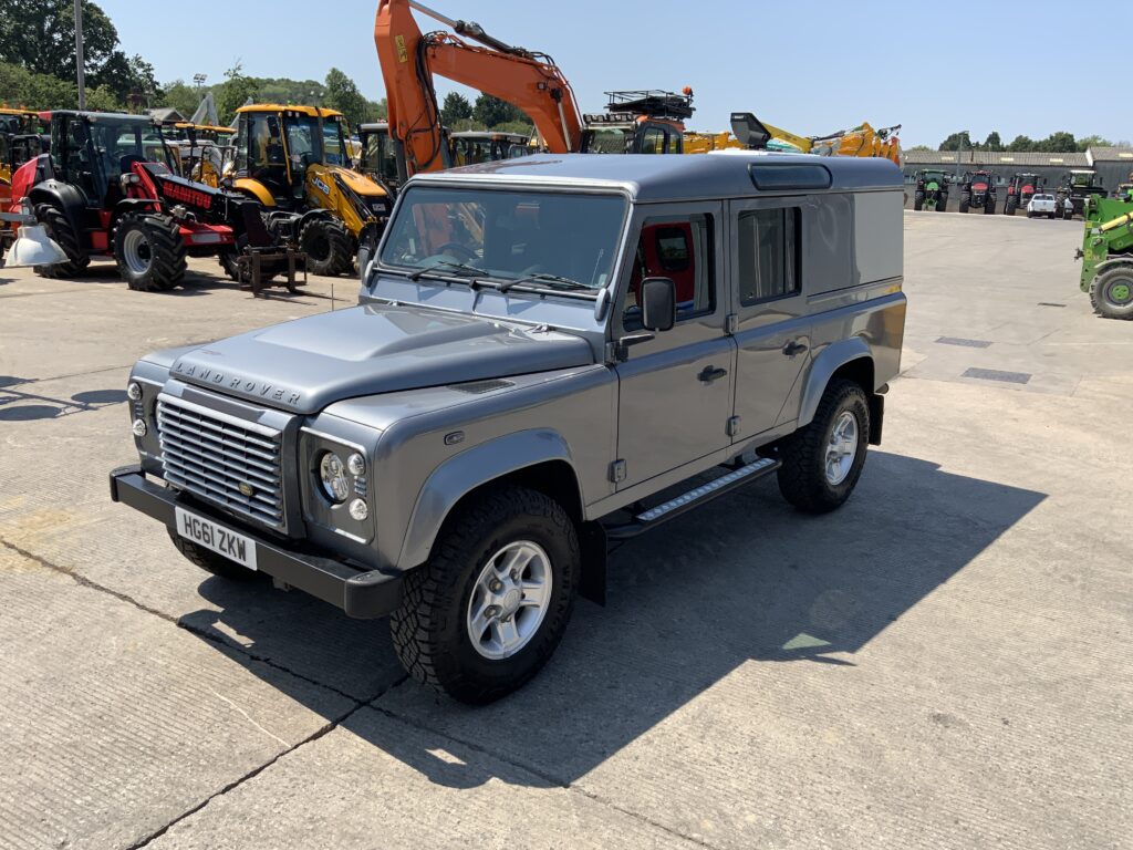 Land Rover Defender 110 2.4 TDCi XS (ST27170)