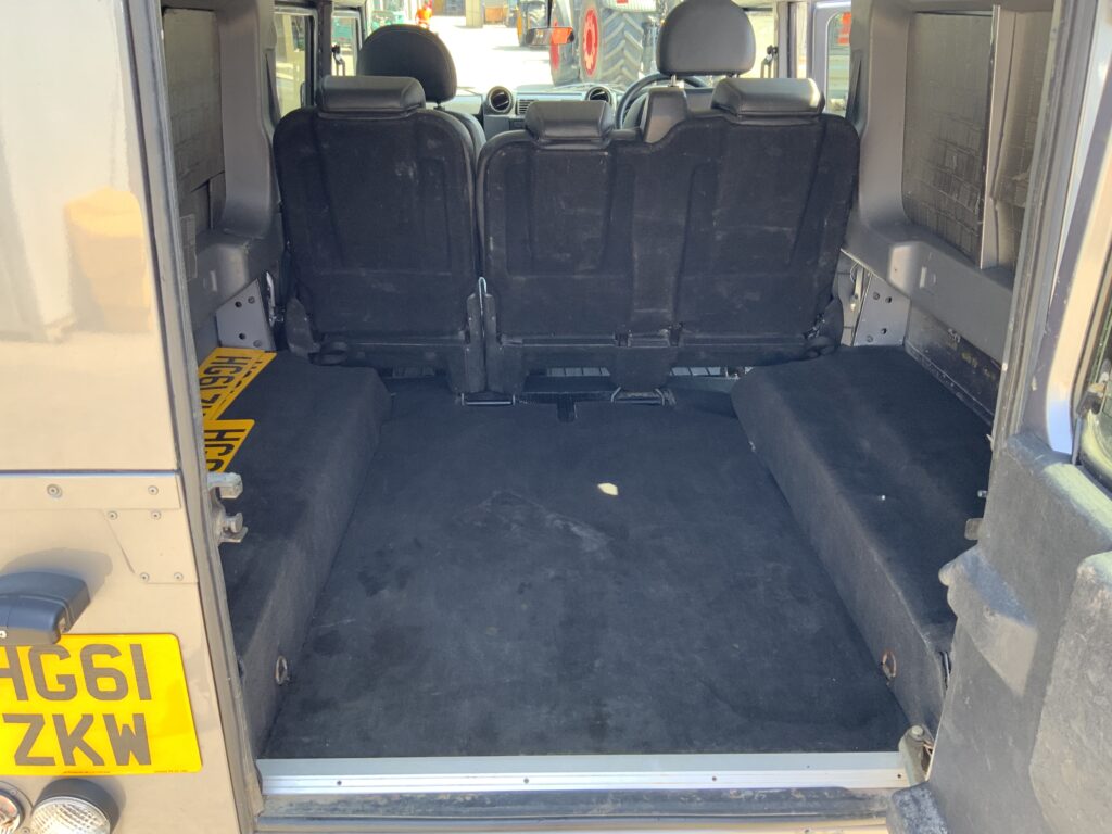 Land Rover Defender 110 2.4 TDCi XS (ST27170)