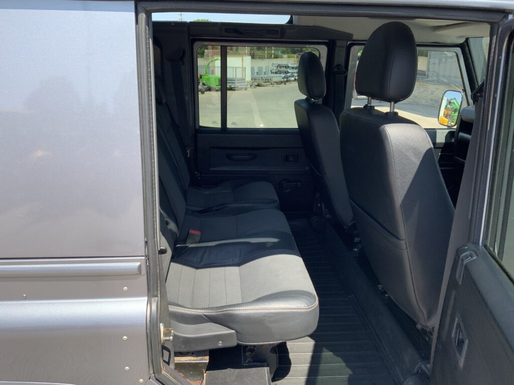 Land Rover Defender 110 2.4 TDCi XS (ST27170)