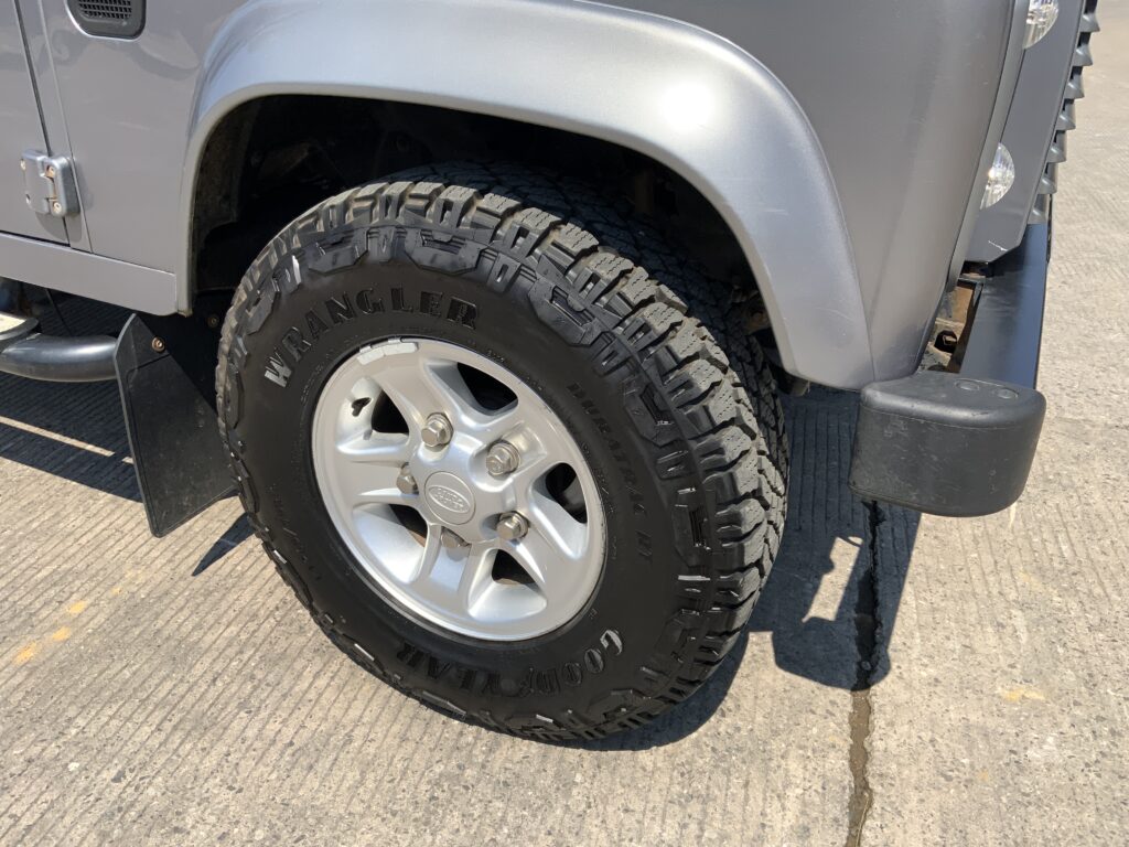 Land Rover Defender 110 2.4 TDCi XS (ST27170)