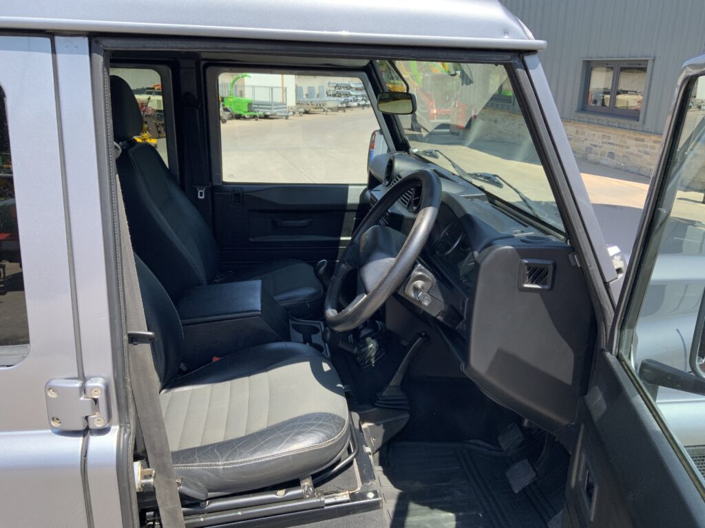 Land Rover Defender 110 2.4 TDCi XS (ST27170)
