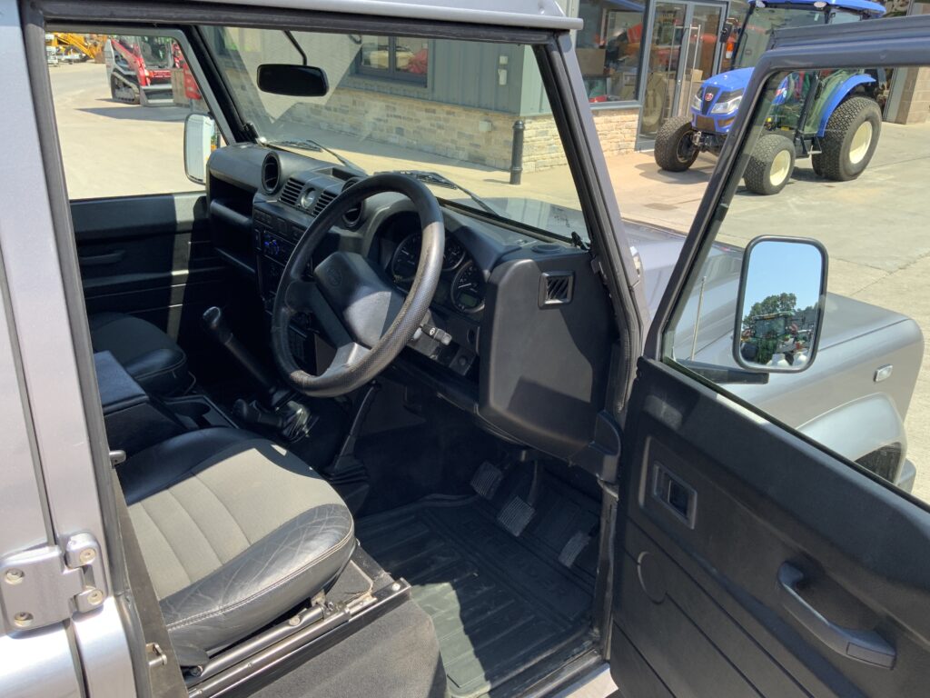 Land Rover Defender 110 2.4 TDCi XS (ST27170)