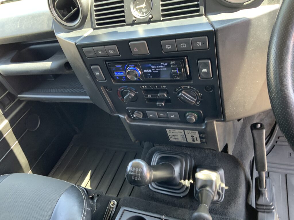 Land Rover Defender 110 2.4 TDCi XS (ST27170)