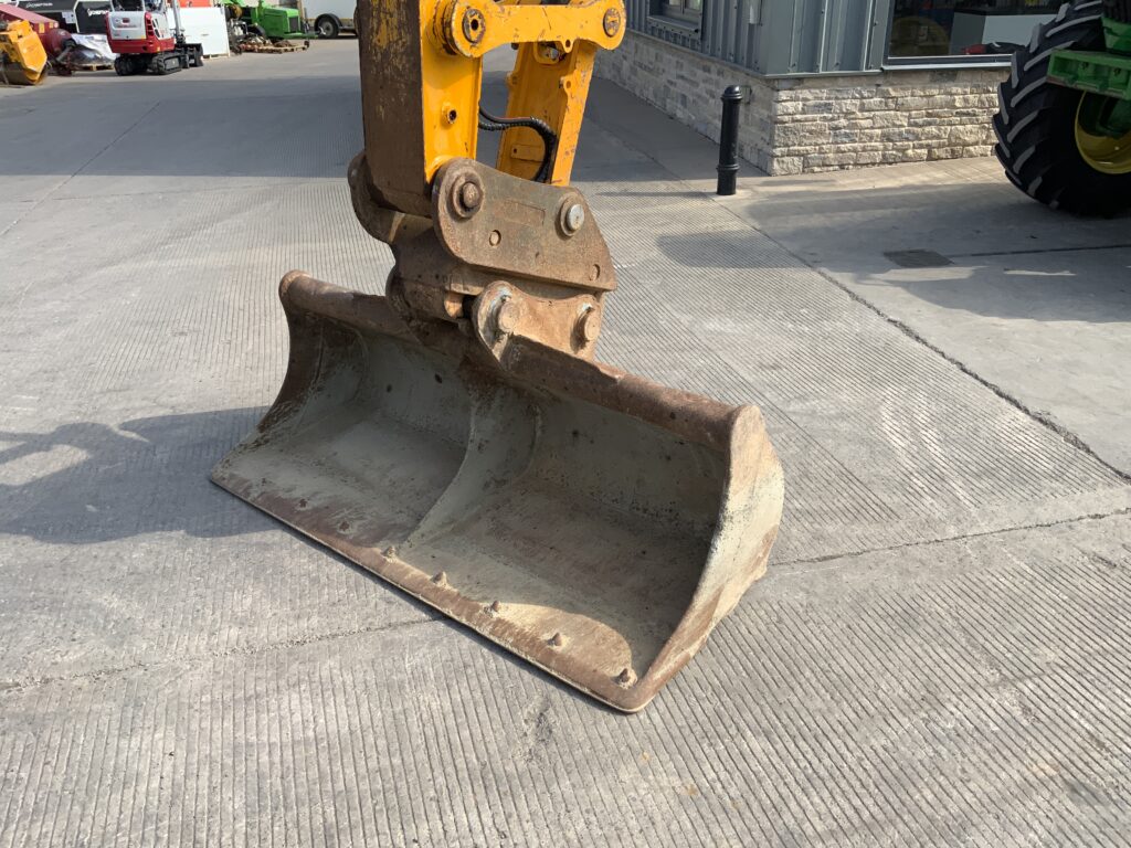 JCB JS130 LC+ Digger (ST27076)