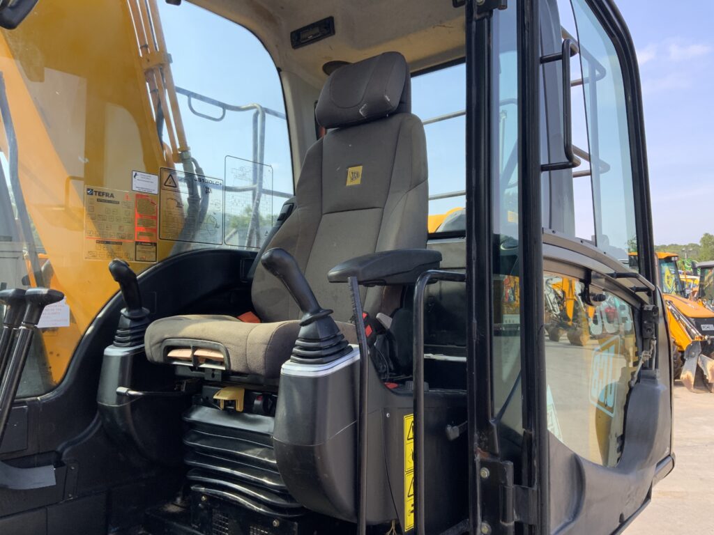 JCB JS130 LC+ Digger (ST27076)