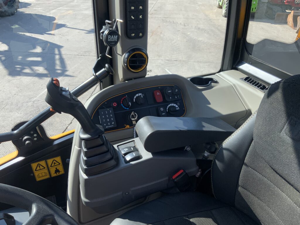 JCB TM320s Pivot Steer Contractor pro pack Telehandler (ST27204)