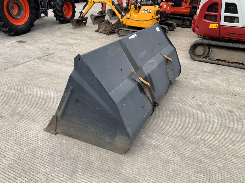 Quicke 8Ft Tractor Bucket